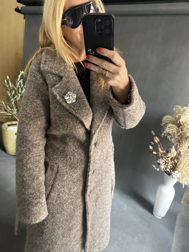 Kabát Defile s brošňou-mocca