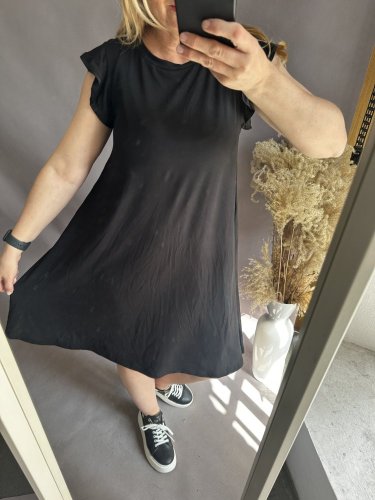 Šaty s volánkovým rukávem Merylin-černé