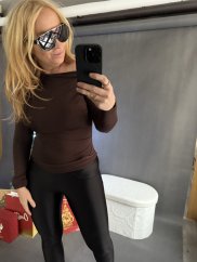 Tričko se sexy výstřihem na postavu XS-M-hnědé