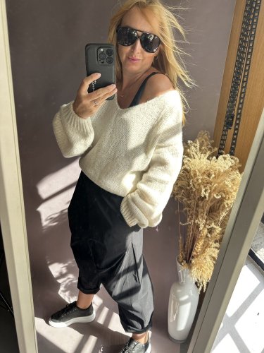 Svetr kratší s výstřihem do V s příměsí mohéru-nekouše-krémový