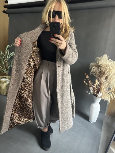 Kabát Defile s brošňou-mocca