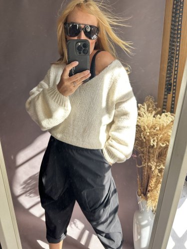 Svetr kratší s výstřihem do V s příměsí mohéru-nekouše-krémový