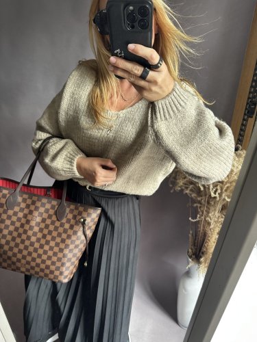 Svetr kratší s výstřihem do V s příměsí mohéru-nekouše-béžový