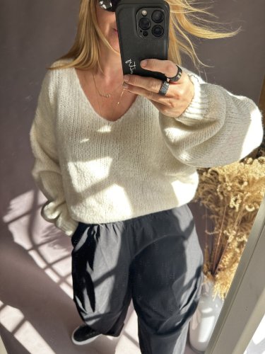 Svetr kratší s výstřihem do V s příměsí mohéru-nekouše-krémový