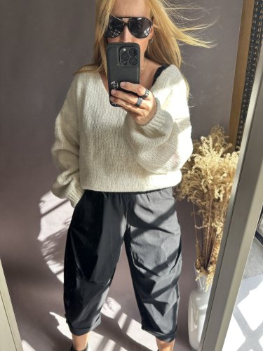 Svetr kratší s výstřihem do V s příměsí mohéru-nekouše-krémový