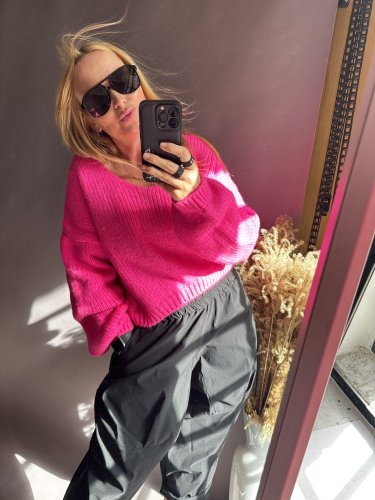 Svetr kratší s výstřihem do V s příměsí mohéru-nekouše-růžový