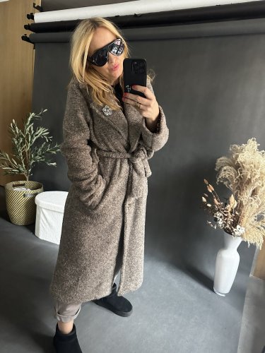 Kabát Defile s brošňou-mocca