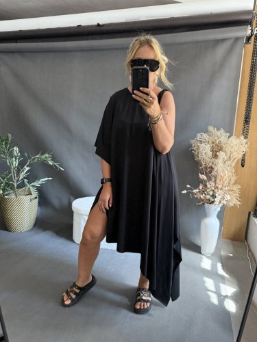 Šaty asymetrické s rozparkem Kamero SUN-černá