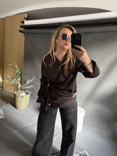 Blúzka so zlatým detailom