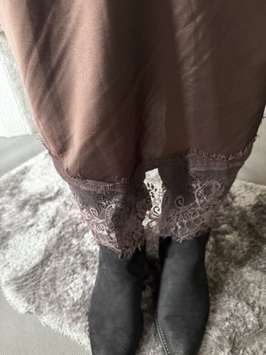 Saténová sukně Amber s krajkou hnědá