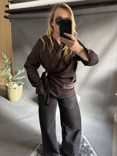 Halenka se zlatým detailem