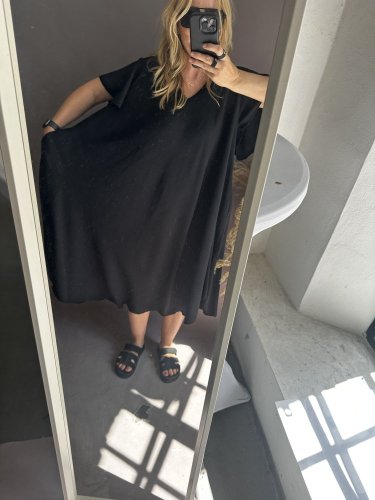 Šaty áčkové střihu Marca-černé