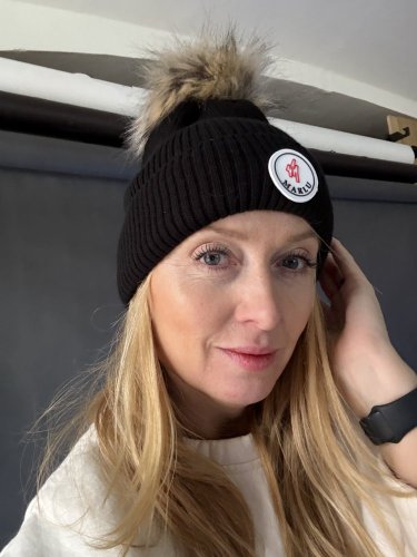 Čiapka s brmbolcom Marlu-čirrná