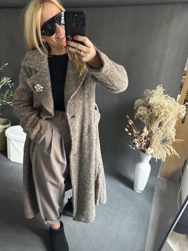 Kabát Defile s brošňou-mocca