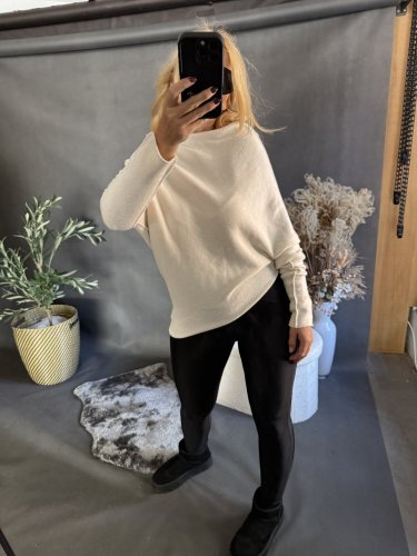 Svetr asymetrický-krémový