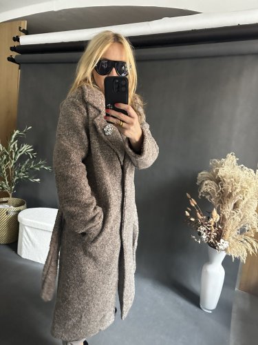 Kabát Defile s brošňou-mocca