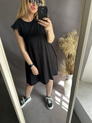 Šaty s volánkovým rukávem Merylin-černé