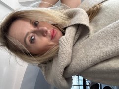 Kukla s šálou-mocca