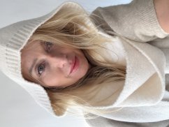 Kukla s šálou-béźová