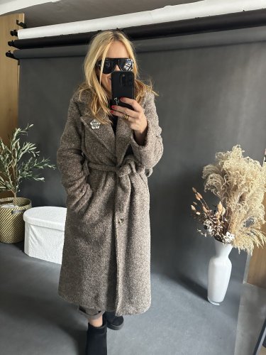 Kabát Defile s brošňou-mocca