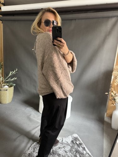 Svetr Mochy s vycpávkami na ramenou-mocca