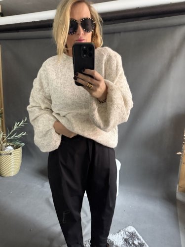 Svetr Mochy s vycpávkami na ramenou-krém