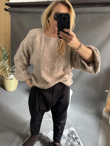 Svetr Mochy s vycpávkami na ramenou-mocca