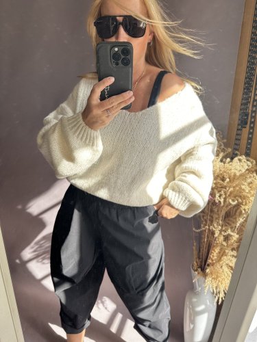 Svetr kratší s výstřihem do V s příměsí mohéru-nekouše-krémový