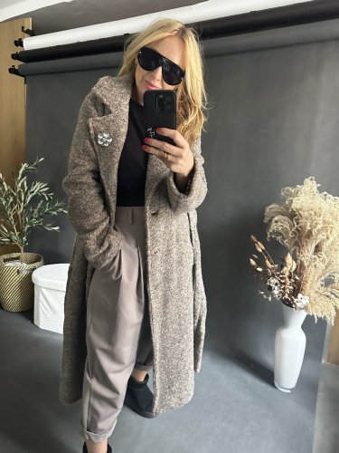 Kabát Defile s brošňou-mocca