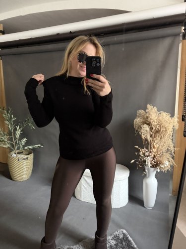 Sveter s vypchávkami Gusto-čierný