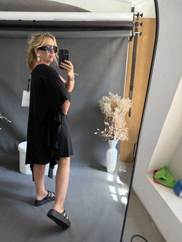 Šaty asymetrické s rozparkem Kamero SUN-černá