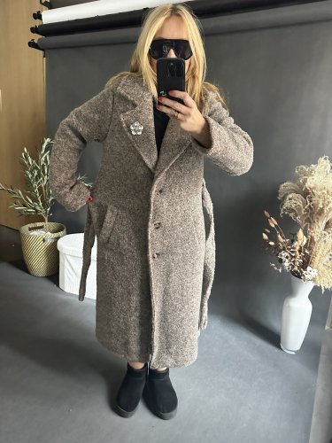 Kabát Defile s brošňou-mocca