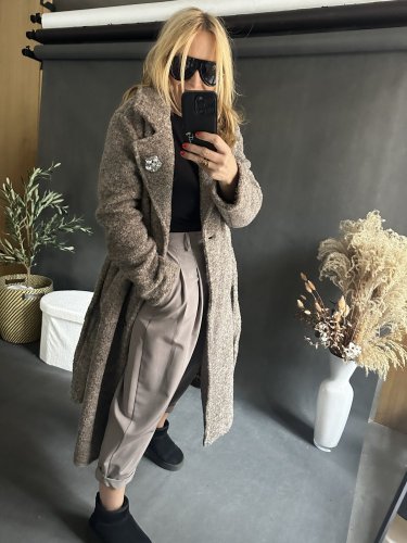 Kabát Defile s brošňou-mocca