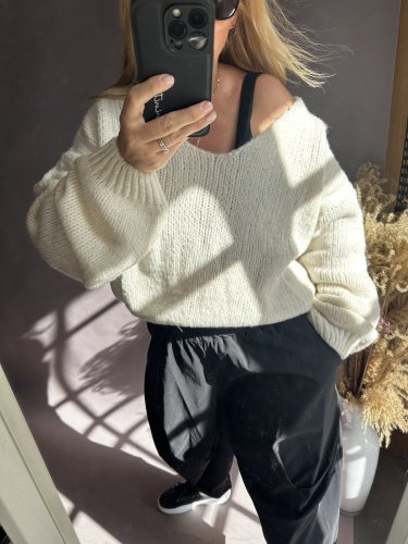 Svetr kratší s výstřihem do V s příměsí mohéru-nekouše-krémový