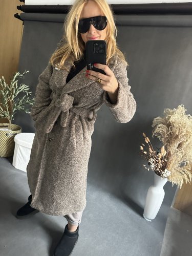 Kabát Defile s brošňou-mocca