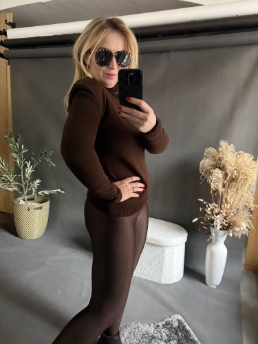 Sveter s vypchávkami Gusto-hnedý