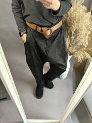 Nohavice Blair na postavu 34-42-koženkový vzhľad-čierný
