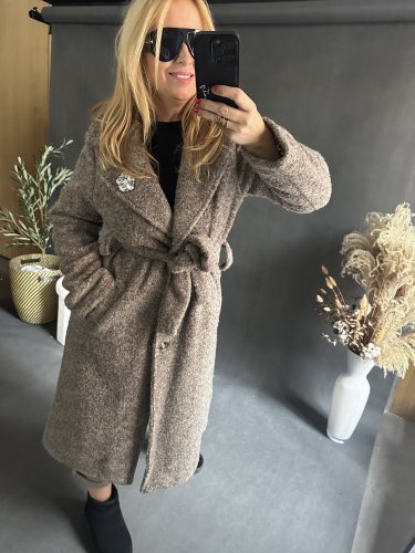 Kabát Defile s brošňou-mocca