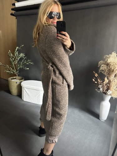 Kabát Defile s brošňou-mocca